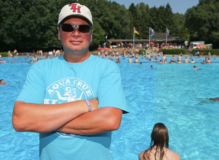 Tagsüber waren bei strahlendem Sommerwetter Tausende Metalheads ins örtliche Freibad geströmt. "Hier herrscht Ausnahmezustand", sagte Schwimmmeister Ingo Schwarz (Foto).