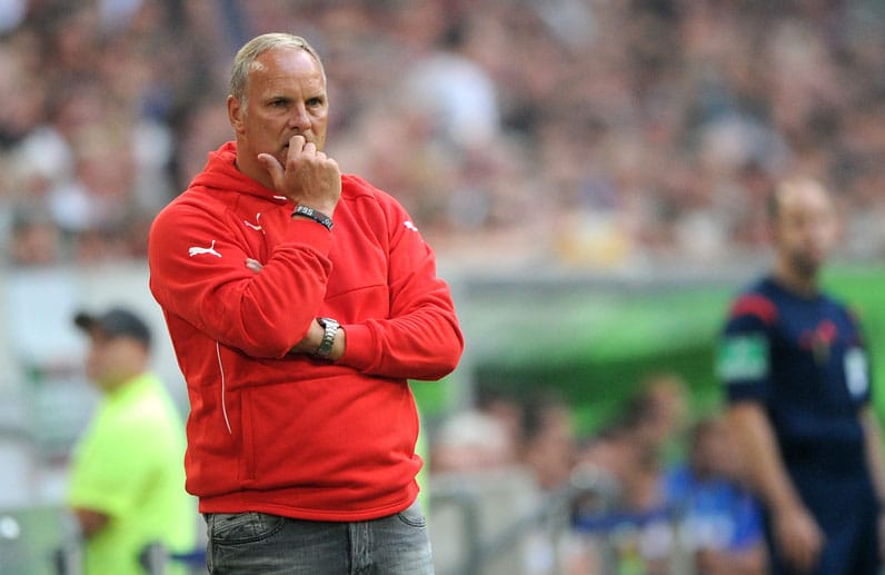 Kritisch beäugt Düsseldorfs Trainer Oliver Reck in seinem roten Glückspullover das Geschehen auf dem Platz.