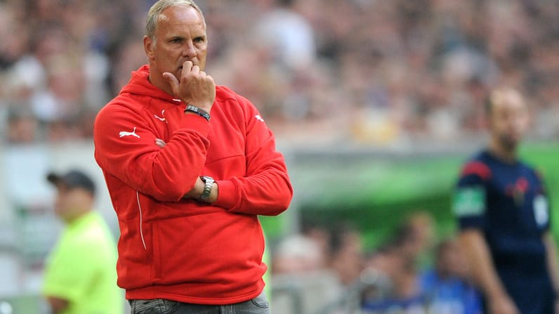 Kritisch beäugt Düsseldorfs Trainer Oliver Reck in seinem roten Glückspullover das Geschehen auf dem Platz.