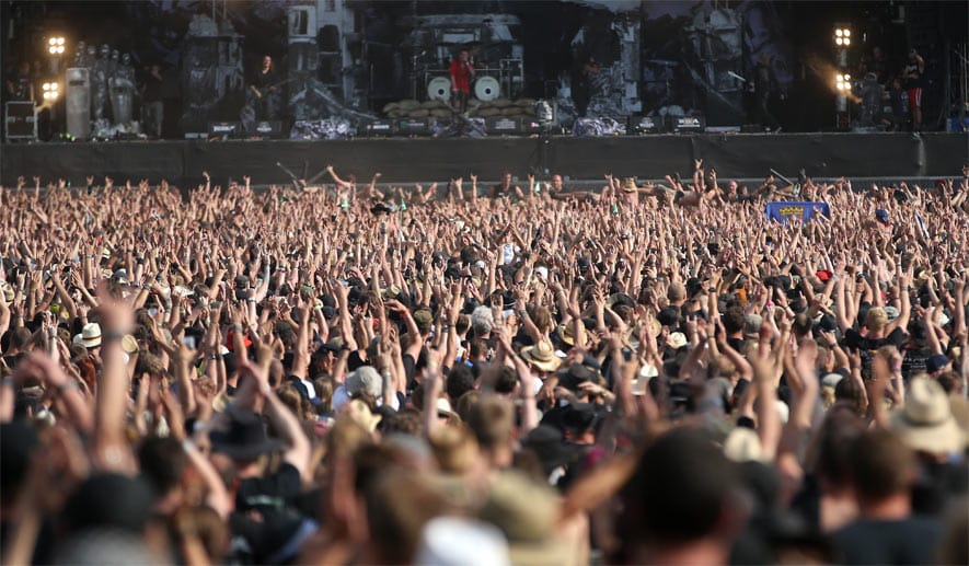 Bei dem nach Angaben der Veranstalter größten Heavy-Metal-Festival der Welt stehen bis zum Abschluss insgesamt rund 120 Bands auf den sieben Bühnen. Die 75.000 Tickets waren seit knapp einem Jahr ausverkauft. Etwa ein Drittel der Besucher kam aus dem Ausland.