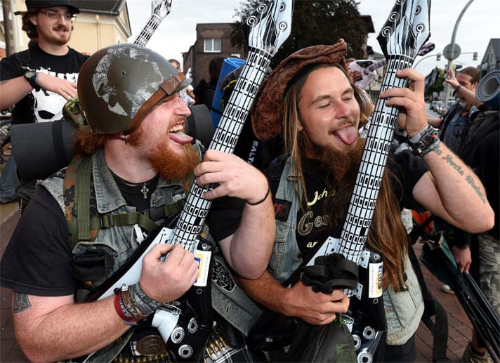 Wahre Metalheads und ihre aufblasbaren Gitarren...