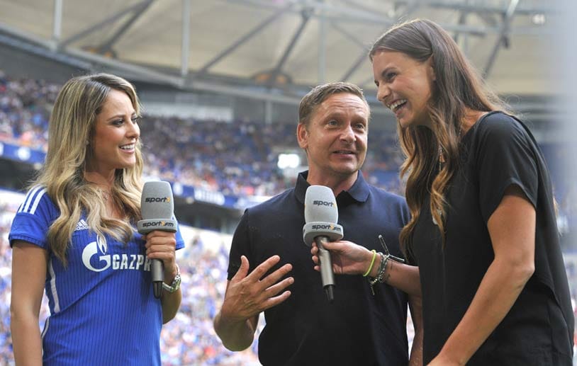Die schöne Vanessa in Aktion: Zusammen mit Moderatorin Laura Wontorra interviewt sie Schalke Manager Horst Heldt.