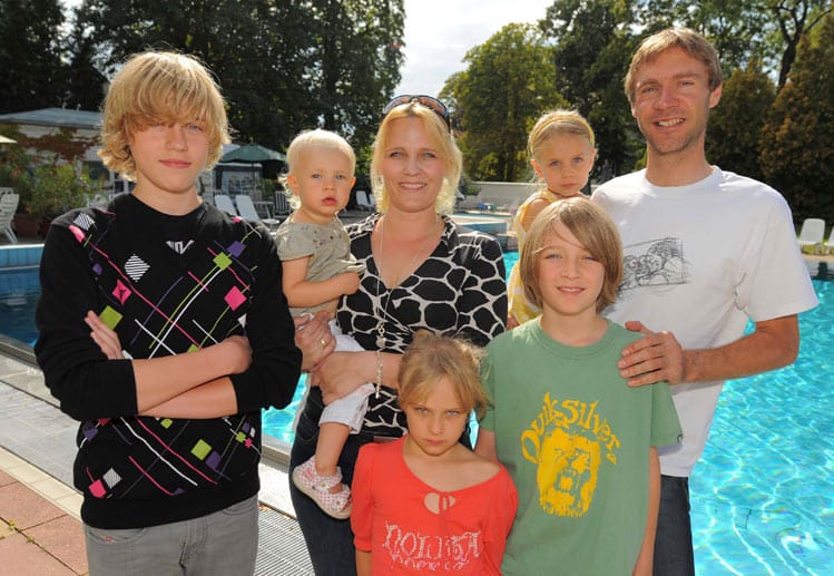 Familienmensch Jens Voigt: Hier präsentiert er sich mit seiner Frau Stephanie und mit fünf seiner sechs Kinder.