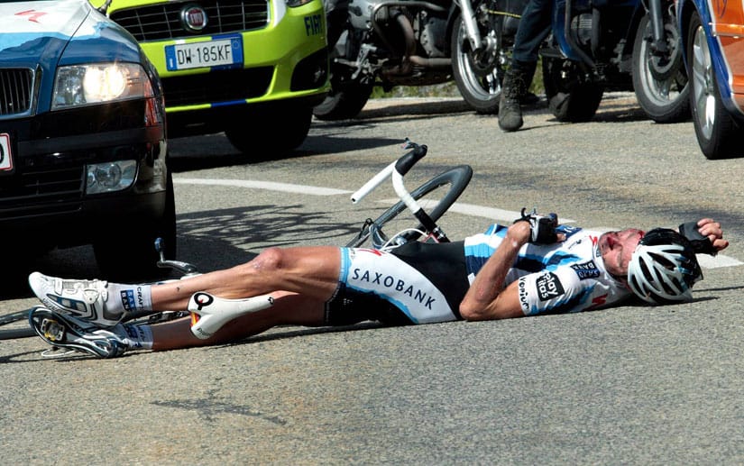Schock bei der Tour de France 2009: Voigt stürzt auf einer Abfahrt schwer und ist für kurze Zeit bewusstlos. Er hat aber Glück im Unglück und erholt sich recht schnell wieder von dem Unfall.