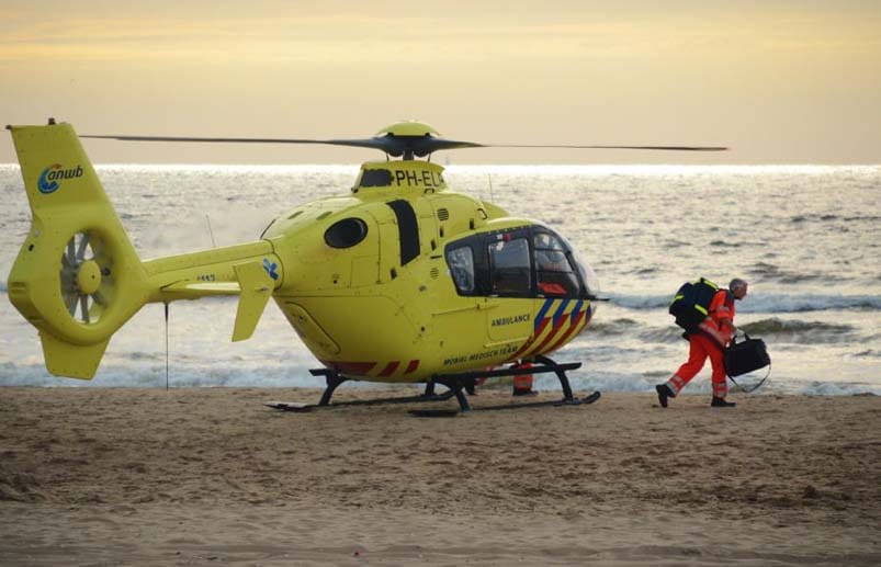 Ein Vater und seine Tochter wollen im Badeort Katwijk in der Provinz Südholland an der Nordsee ein kleines Mädchen vor dem Ertrinken retten. Ein Vater und seine Tochter wollen im Badeort Katwijk in der Provinz Südholland an der Nordsee ein kleines Mädchen vor dem Ertrinken retten.