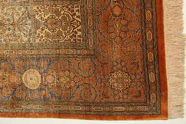 Bei diesem neuen Seidenteppich (wohl 2009) aus dem Iran handelt es sich um ein typisches Sammlerstück, bei dem der Käufer auf einen Wertzuwachs hofft. Der Qum Babai ist 297 x 387 cm groß und weist zwischen 800.000 und 1.000.000 Knoten je Quadratmeter auf.