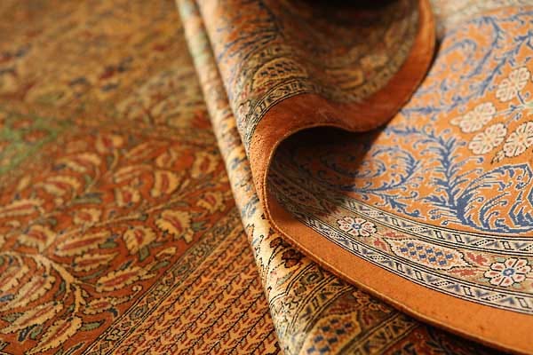 Dieser Teppich stammt aus der persischen Provinzhauptstadt Ghom (oft auch: Qum). Trotz US-Embargo ist der Iran einer der weltweit wichtigsten Teppich-Exporteure. Schöne Stücke kommen aber auch aus der Türkei, aus dem Kaukasus, Turkmenien, Turkestan, Tibet, Indien und Afghanistan.