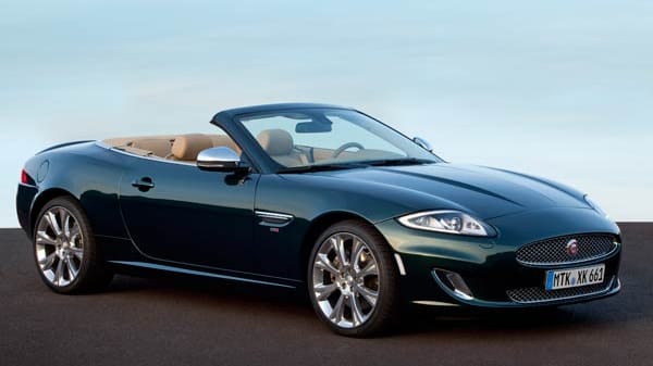 Das ist das Jaguar XK 66 Cabrio. Länge: 4,79 Meter, Breite: 1,89 Meter (mit Außenspiegeln: 2,03 Meter), Höhe: 1,33 Meter, Radstand: 2,75 Meter, Kofferraum: 200 – 313 Liter.