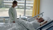 Johnnys Mutter Cornelia besucht ihren Sohn jeden Tag im Krankenhaus.