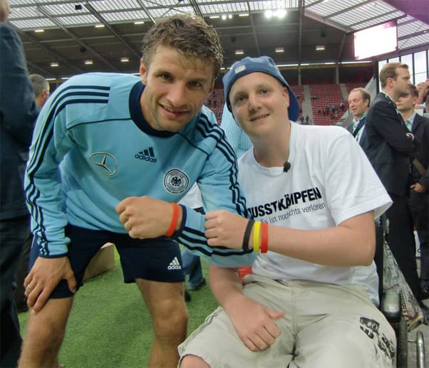 Auch Fußballprofi Thomas Müller unterstützt die Spendenaktion von Johnny für krebskranke Kinder.