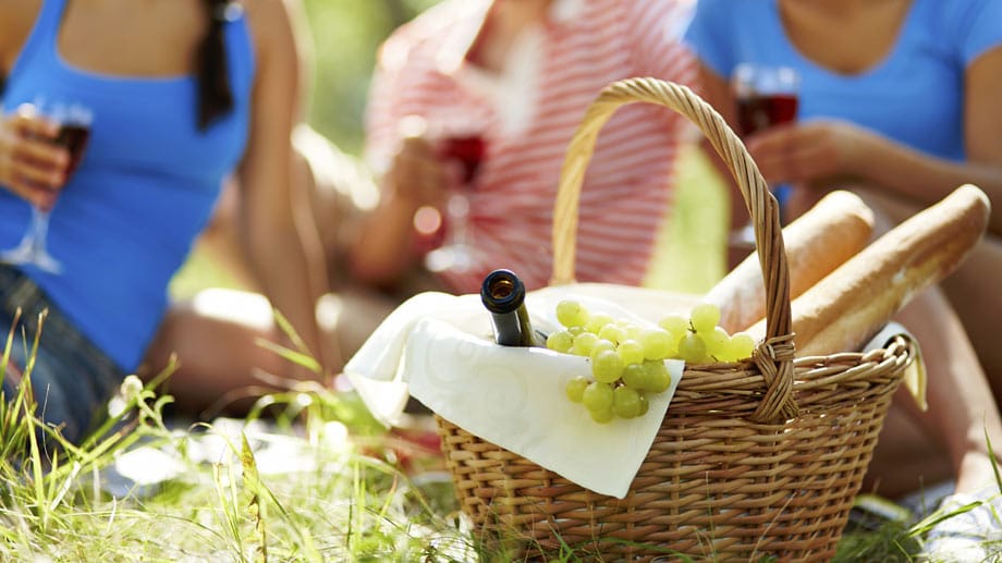 Ein schönes Picknick im Freien geht immer. Manche Plätze sollte man dabei allerdings meiden: In Georgia ist es nämlich verboten, es sich auf Friedhöfen mit dem Picknickkorb bequem zu machen.