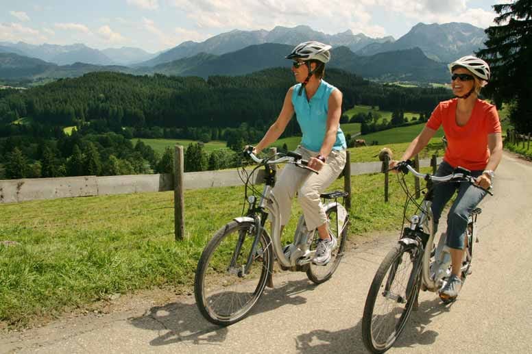 Bergfans unter den E-Bikern orientieren sich im Allgäu in erster Linie in Richtung Oberstdorf. Zum gemütlichen Einfahren genügt der Radweg entlang der Iller.