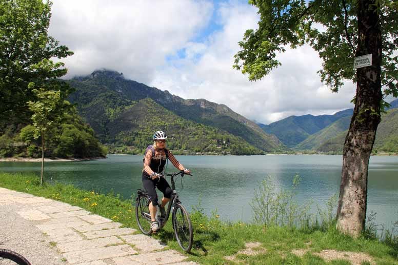 Tourtipp E-Bike: Schnuppertour von Riva del Garda auf der berühmten Ponale-Straße durch die Felsengalerie hinauf nach Molina und Pieve am karibikgrünen, aber kühlen Ledrosee.