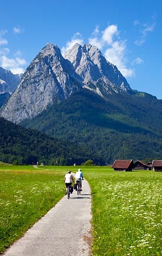 Rund um Deutschlands höchsten Berg führt nicht nur eine herrliche, 90 Kilometer lange Radtour. In den Orten am Weg stehen auch fast überall E-Bikes zum Leihen zur Verfügung - in Bayern und in Tirol, am Wettersteingebirge, am Karwendel und an der Mieminger Kette.