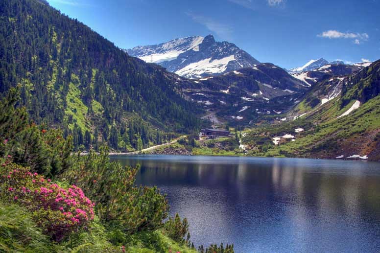 Ob von Norden aus dem Salzachtal oder von Süden her aus Osttirol kommend, lassen sich im Nationalpark Hohe Tauern viele Natursehenswürdigkeiten, ursprüngliche Bergtäler und traumhaft gelegene Almen anfahren.