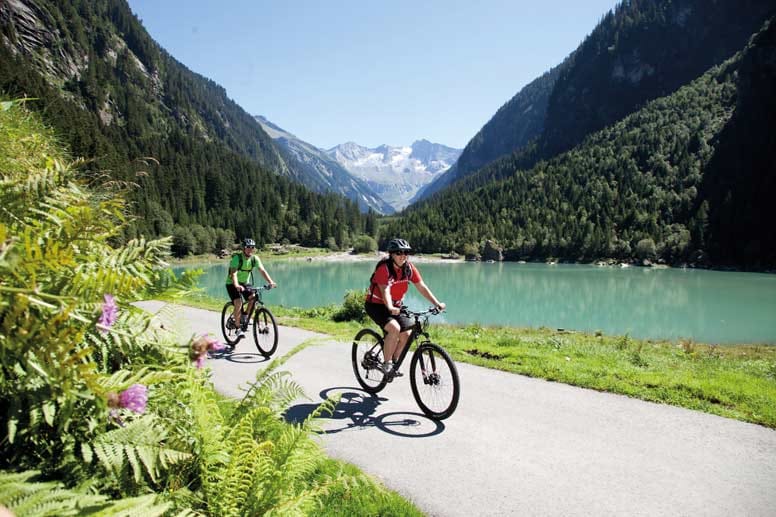 Das Zillertal in Tirol bietet unzählige Möglichkeiten, die Bergwelt am Alpenhauptkamm mit dem E-Bike zu erkunden. Insgesamt sind es mindestens 800 Kilometer Rad- und Mountainbike-Strecken in den Zillertaler und der Tuxer Alpen - vom sanften Radweg am Ziller bis zum Mini-Alpencross über das Pfitscherjoch.