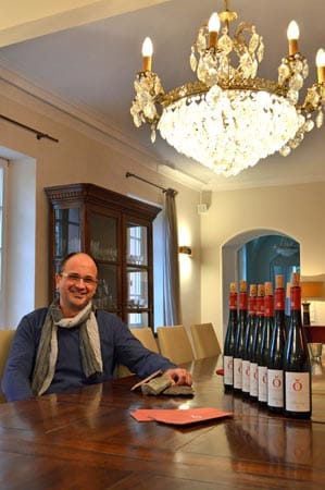 Andreas Barth, Geschäftsführer und Kellermeister des Weinguts von Othegraven, mit seiner Weinkollektion im ehemaligen Wohnzimmer des Gutshauses