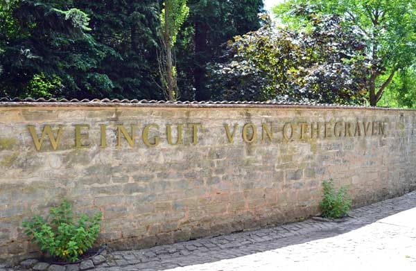 Inschrift an der Mauer des Weinguts.