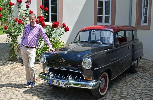 Günther Jauch am Eingang des Weinguts mit einem alten Opel Olympia, den er kürzlich gekauft hat und restaurieren ließ.
