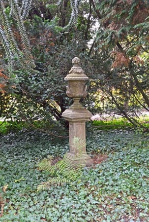 Eine der historischen Säulen im Park.