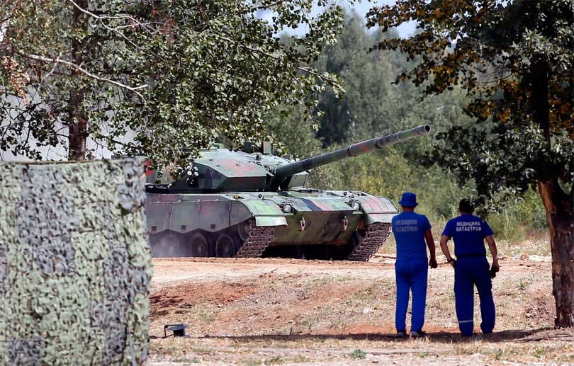 Denn in Russland findet die "Weltmeisterschaft im Panzer-Biathlon" statt. Zwölf Länder, darunter Venezuela, China oder Serbien, treten in Wettkämpfen gegeneinander an. Im Bild der Panzer von China.