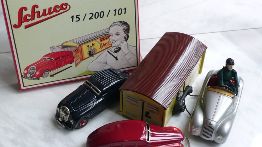1930 - Modell-Autos setzen die Technik-Begeisterung fort.