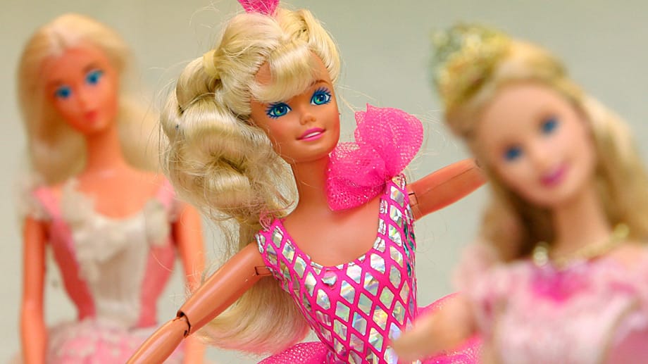 Im Westen setzt man auf die langhaarige Blondine Barbie.