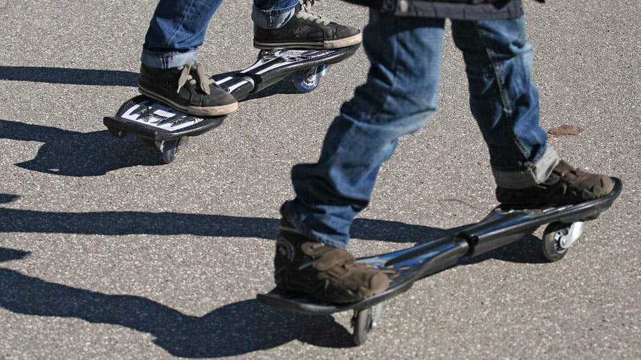 2010er Jahre: Es gibt auch echte Bewegung - das Waveboard löst das gute alte Skateboard ab.