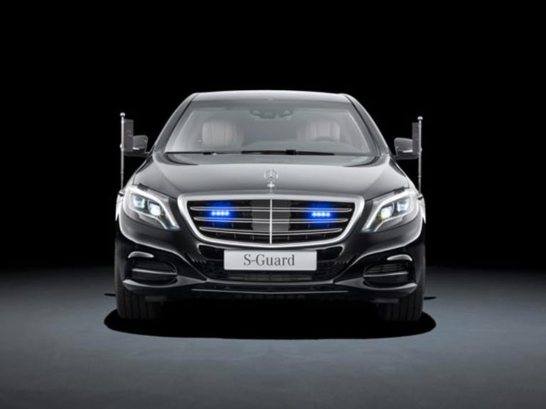 Für Behördenfahrzeuge bietet Mercedes LED-Blaulicht in der Kühlermaske.