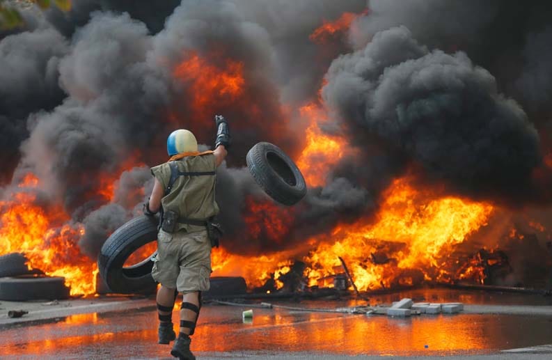 Auf dem Maidan, dem Unabhängigkeitsplatz in der ukrainischen Hauptstadt Kiew, brennen wieder Reifenstapel. Am 7. August gab es schwere Zusammenstöße zwischen Demonstranten und der Nationalgarde.