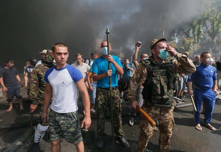 Mit Eisenstangen, Knüppeln und Steinen bewaffnet ziehen Demonstranten über den Boulevard Kreschatik.