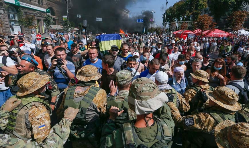 Doch auch nach dem Sturz von Janukowitsch im Februar harren Dutzende Aktivisten auf dem Maidan aus. Weil es dort immer wieder zu Unruhen kommt, wollte die Stadtverwaltung die Lager und Barrikaden nun räumen lassen. Daraufhin brachen Krawalle aus. "Sie wollen uns vertreiben, aber wir sind noch nicht bereit, zu gehen," sagen die Demonstranten.