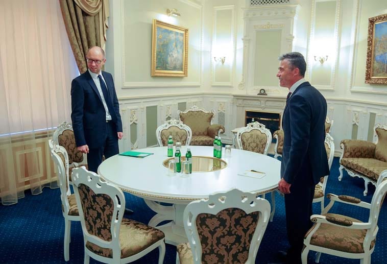 Während auf dem Maidan das Chaos herrscht, begrüßt Ministerpräsident Arsenij Jazenjuk den Nato-Generalsekretär Anders Fogh Rasmussen zu einem Treffen mit der ukrainischen Regierung.