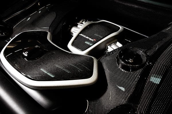 Der V8-Biturbo mit 3,8 Liter Hubraum leistet dank neuer Kolben und Zylinderköpfe sowie optimierten Auslassventilen und Kühlkreisläufen nun 650 PS bei 7250 Touren und 678 Newtonmeter Drehmoment.