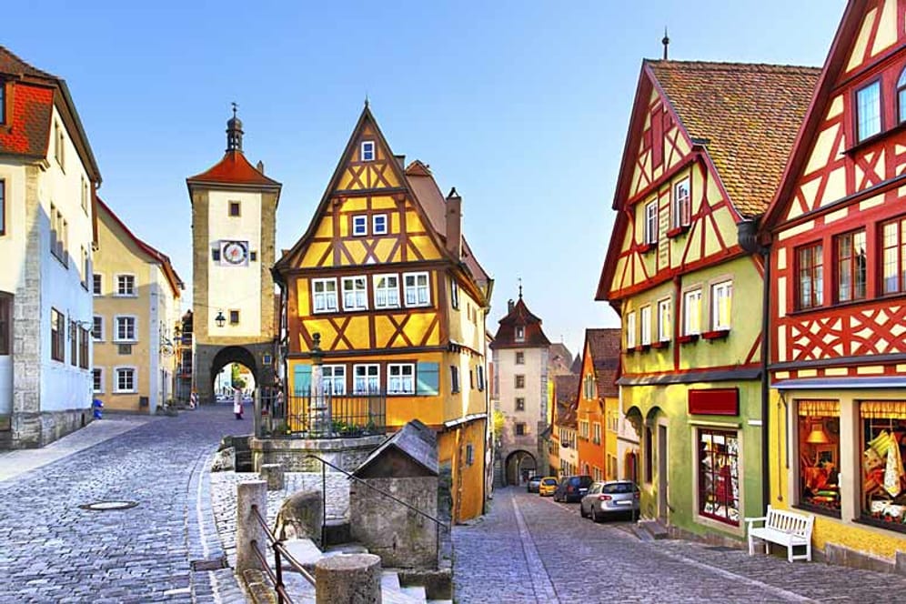 Die Romantische Straße: Der Klassiker unter den deutschen Ferienstraßen präsentiert das Stück Deutschland, das amerikanische und japanische Touristen so lieben - verspielt, verträumt, romantisch, und zwischendurch ein bisschen kitschig. Die Straße führt rund 400 Kilometer von der Würzburger Residenz geradewegs in Richtung Süden bis zu den Königsschlössern bei Füssen im Allgäu. Dabei passiert sie auch Rothenburg ob der Tauber.