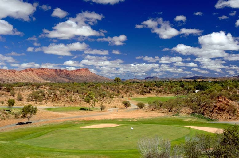 Der Alice Springs Golf Club in Australien gilt als der heißeste Golfplatz der Welt. Die Spieler mit ungünstiger Startzeit brüten hier bei über 50 Grad Celsius.