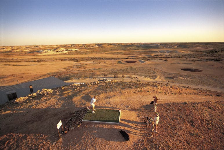 In Coober Pedy in Südaustralien gibt es den weltweit einzigen völlig grasfreien Golfplatz.