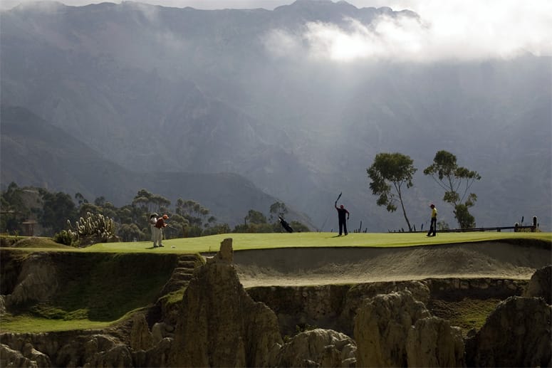 Der höchste Golfplatz der Welt gehört zum La Paz Golf Club in Bolivien in 3291 Metern Höhe. Zwar geht so weit oben schneller die Puste aus, aber dafür fliegen die Bälle dort deutlich weiter.