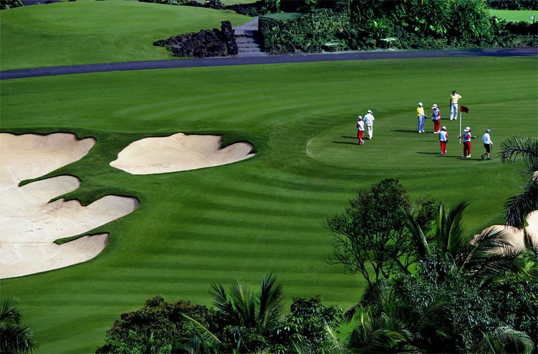 Das Chinesische Golfresort Mission Hills nahe Hongkong ist mit zehn 18-Loch-Plätzen das größte Golfresort der Welt. Dort gibt es auch eine der seltenen Par 6 Bahnen.