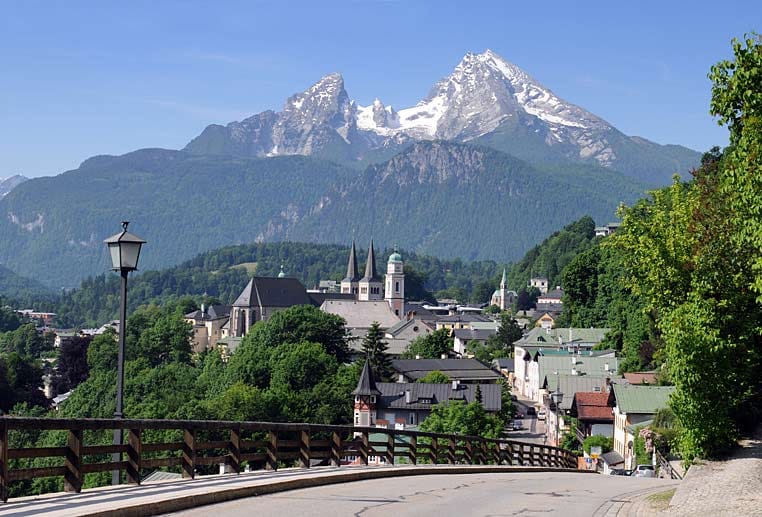 Auch die überwältigende Kulisse des Watzmann am Ziel bei Berchtesgaden zählt zu den Höhepunkten der Deutschen Alpenstraße.
