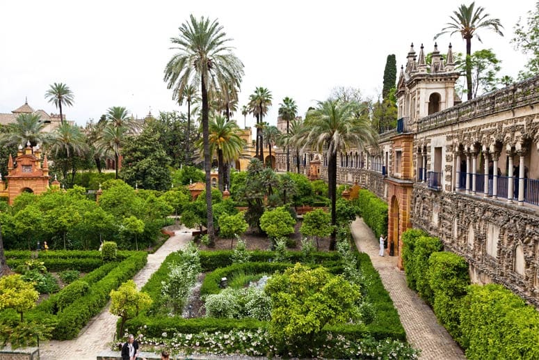 Mit dem Dreh der fünften Staffel gesellt sich das südspanische Sevilla zu den Settings. Auch wenn sich der US-Produzent HBO mit Details bedeckt hält, deutet viel darauf hin, dass die prächtige maurische Palastanlage des Alcázar zum Sitz des Königreichs Dorne wird.