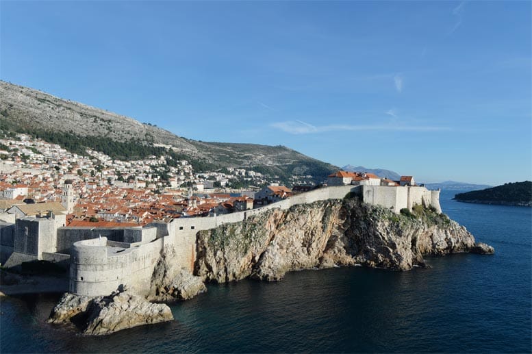 Jenseits des irischen Nordens warten Drehorte im mediterranen Kroatien. Die Adriastadt Dubrovnik, deren Altstadt mit ihren Palästen und Mauern zum Unesco-Kulturerbe gehört, spielt die Hauptrolle der Westeros-Metropole Königsmund. Eine entscheidende Schlachtenszene entstand in der Bucht des Burgenfelsens.