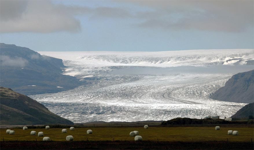 Das Extrem in jener Welt bildet der Vatnajökull-Nationalpark in Island. Dessen Eisfelder und karge Gletscherlandschaften bieten die Kulisse für das, was "jenseits der Mauer" passiert, mit der sich die Königreiche vom wilden Norden abgrenzen. Hier bieten Veranstalter "GoT"-Tourpakete von bis zu zwölf Treck-Tagen an.
