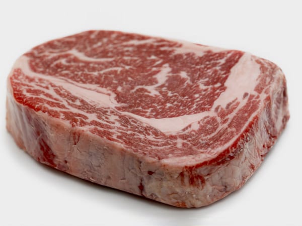 Zart wird das Fleisch durch die feine Maserung, die das Fleisch überall und nicht nur teilweise durchzieht. Meist werden die Rinder erst dann geschlachtet, wenn das Fleisch über Vorbestellungen geordert wurde.