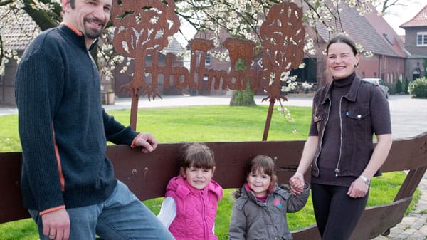 Die Familie Holtmann auf ihrem Hof im Münsterland. Die Idee zur Zucht von Wagyu brachte ein Fernsehbeitrag im Jahr 2008 über einen Scheich in Dubai, der sich ein Wagyu-Dinner servieren ließ.