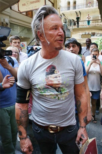 Mickey Rourke hat sich als Fan des russischen Präsidenten Wladimir Putin zu erkennen gegeben. "Ich mag diesen Kerl", sagte der Schauspieler, nachdem er ein Shirt mit dem Konterfei Putins erstanden hatte.