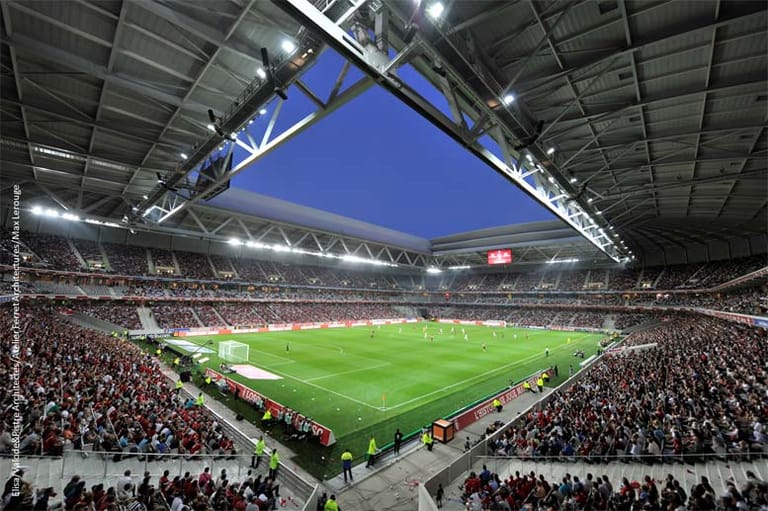 Im Stade Pierre Mauroy trägt seit 2012 der OSC Lille seine Heimspiele aus, eröffnet wurde die Arena allerdings mit einer Partie von Frankreichs Rugby-Nationalmannschaft gegen Argentinien (39:22). Das Stadion verfügt über ein Schiebedach, außerdem kann die Hälfte des Spielfeldes für Musikkonzerte oder andere Sportarten angehoben werden. Das Fassungsvermögen bei der EM liegt bei 50.000 Zuschauern.