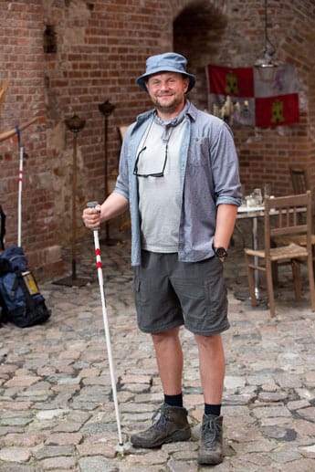"Tatort"-Star Devid Strieswow in seiner Rolle als Hape Kerkeling auf dem Jakobsweg. Nachdem der Schauspieler den Bestseller von Entertainer Hape Kerkeling gelesen hatte, habe er sofort den "ganz, ganz großen Wunsch" gehabt, bei einer eventuellen Verfilmung mitzuspielen, schwärmte Striesow nach dem Beginn der Dreharbeiten zu "Ich bin dann mal weg". "Tatort"-Star Devid Strieswow in seiner Rolle als Hape Kerkeling auf dem Jakobsweg. Nachdem der Schauspieler den Bestseller von Entertainer Hape Kerkeling gelesen hatte, habe er sofort den "ganz, ganz großen Wunsch" gehabt, bei einer eventuellen Verfilmung mitzuspielen, schwärmte Striesow nach dem Beginn der Dreharbeiten zu "Ich bin dann mal weg".