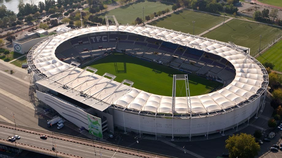 Das Stade de Toulouse befindet sich auf einer Insel im Herzen der gleichnamigen Stadt und wurde bereits für die WM 1938 errichtet. Inzwischen wurde es allerdings mehrfach umfassend renoviert und modernisiert, zuletzt nach einer Explosion einer in der Nähe befindlichen Chemie-Fabrik im Jahr 2001. Die letzten Umbauarbeiten vor der EM 2016 wurden Mitte 2015 abgeschlossen, sodass sich jeweils 33.000 Zuschauer auf drei Vorrundenspiele sowie ein Achtelfinale freuen können.