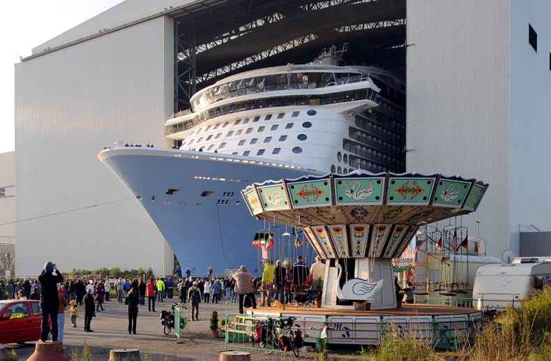 Der neueste und bisher größte Kreuzfahrtschiff-Neubau "Quantum of the Seas" der Meyer-Werft in Papenburg verlässt das Baudock.